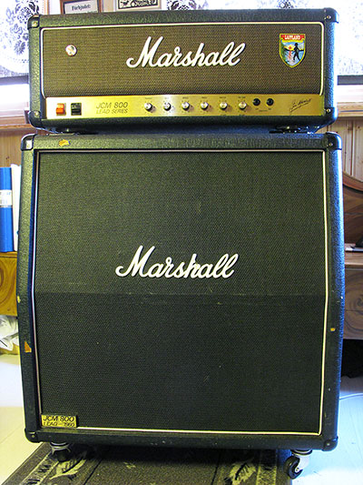 Gitarrförstärkare: Marshall JCM 800 modell 2204 med högtalare.