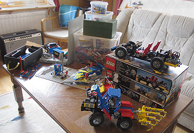 En massa lego på ett bord