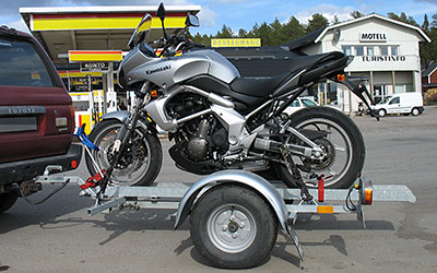 MC-trailer från Bålstasläpet lastad med en MC: Kawasaki Versys 650.
